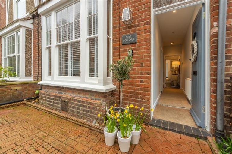 Tide Cottage in Overstrand near Cromer, Norfolk Pet Friendly cottage