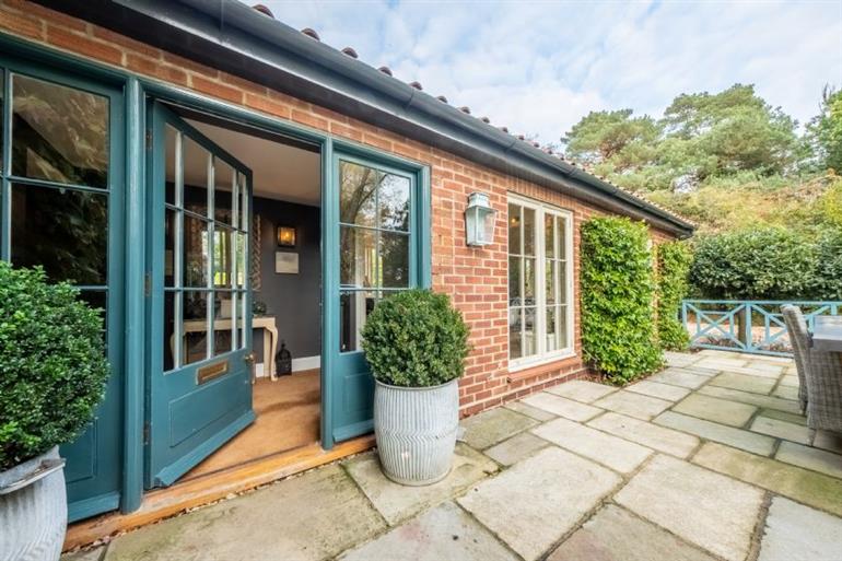 Holmbush in Thornham near Hunstanton, Norfolk Pet Friendly cottage