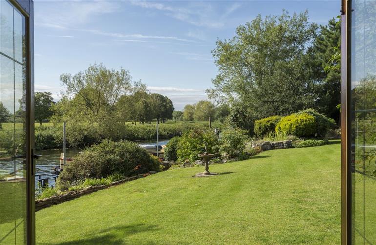 Riverside House in BidfordonAvon, Warwickshire Pet Friendly cottage