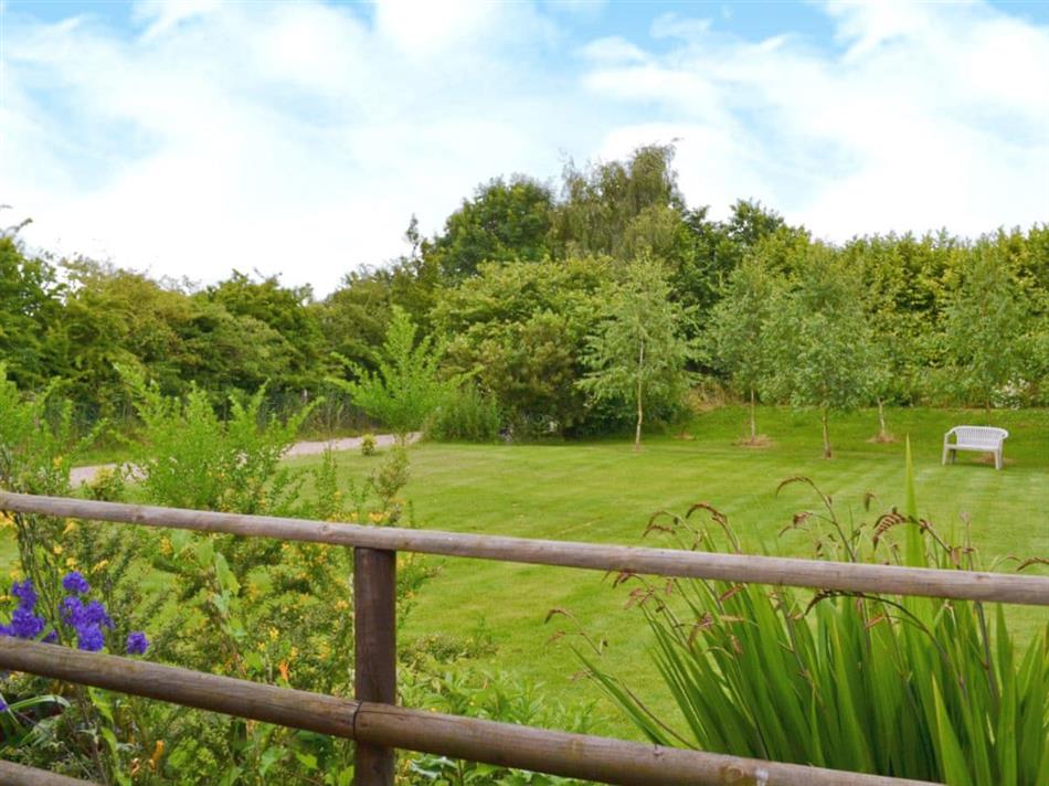 Hidden Garden Cottage (Ref E5543) in Wainfleet, nr. Skegness, Lincolnshire Pet Friendly with