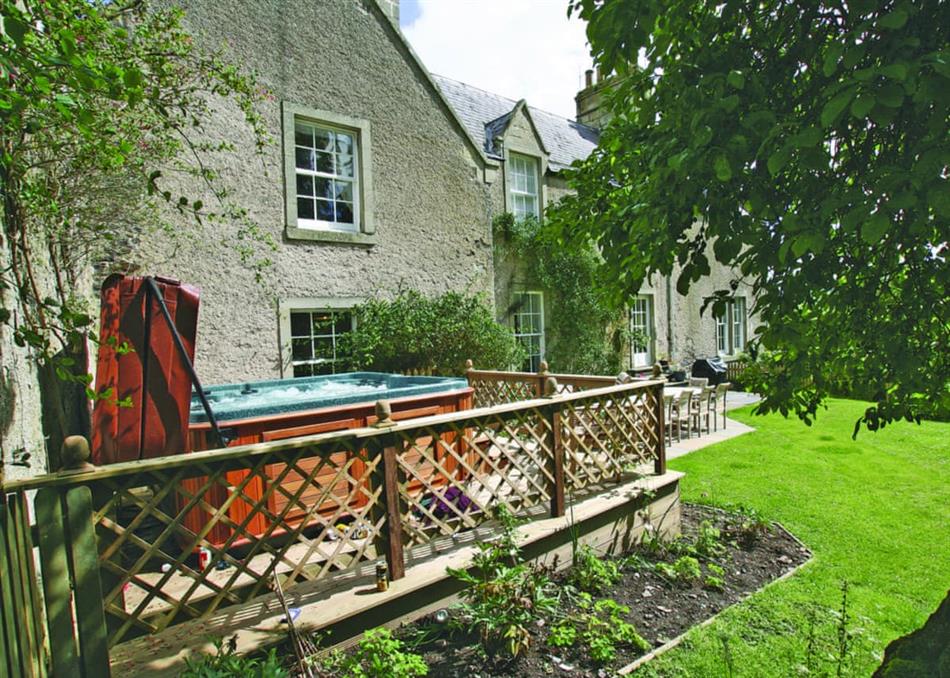 Lochside Garden House (Ref S4484) in Kelso, Roxburghshire Pet Friendly with hot tub