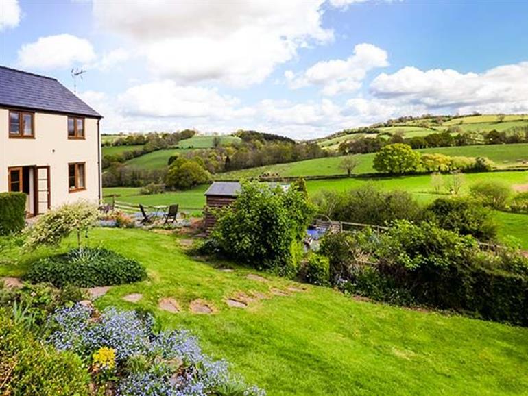 Glebe Farm Cottage (924581) in Llandegveth near Cwmbran sleeps 5 people
