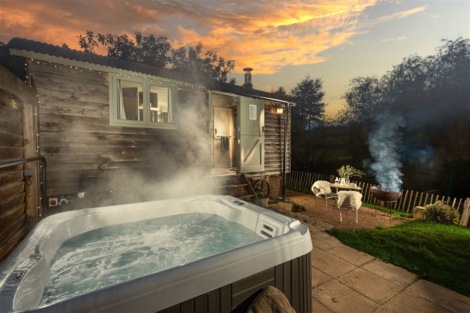 Garden with hot tub at Cherry Blossom, Devon Heaven Hideaways, Kenn