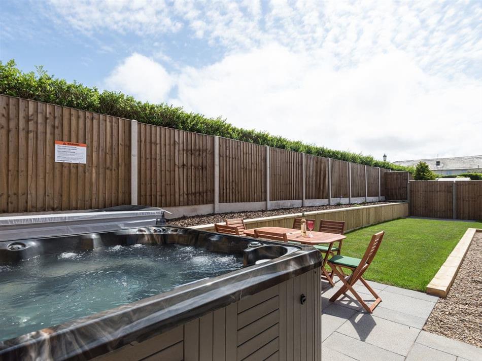 Beach Lodge (Ref UK11051) in Winthorpe Pet Friendly with hot tub
