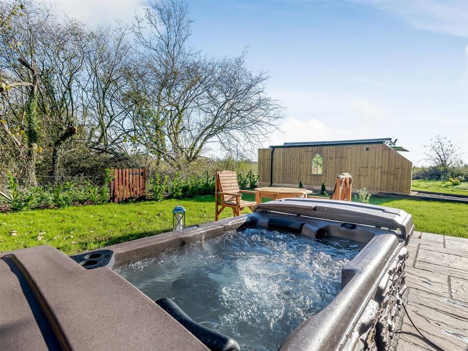 Hot tub at Brickyard Cottage, Blankney, near Lincoln
