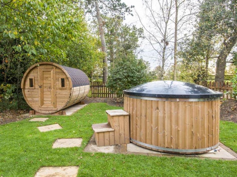 Hot tub at Cowslip Cottage,