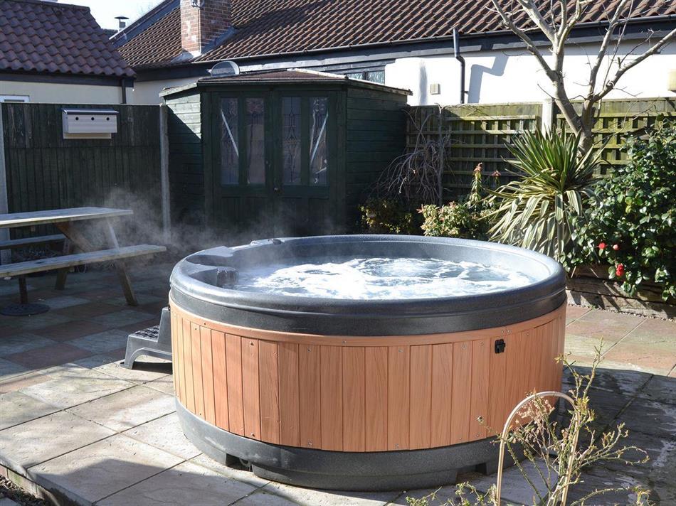 Gables Farm (Ref UKC2916) in Martham, near Great Yarmouth Pet Friendly with hot tub cottage