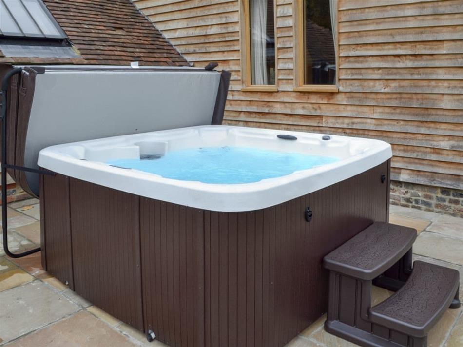 Hale Barn (Ref UKC2444) in Chiddingly, near Hailsham with hot tub