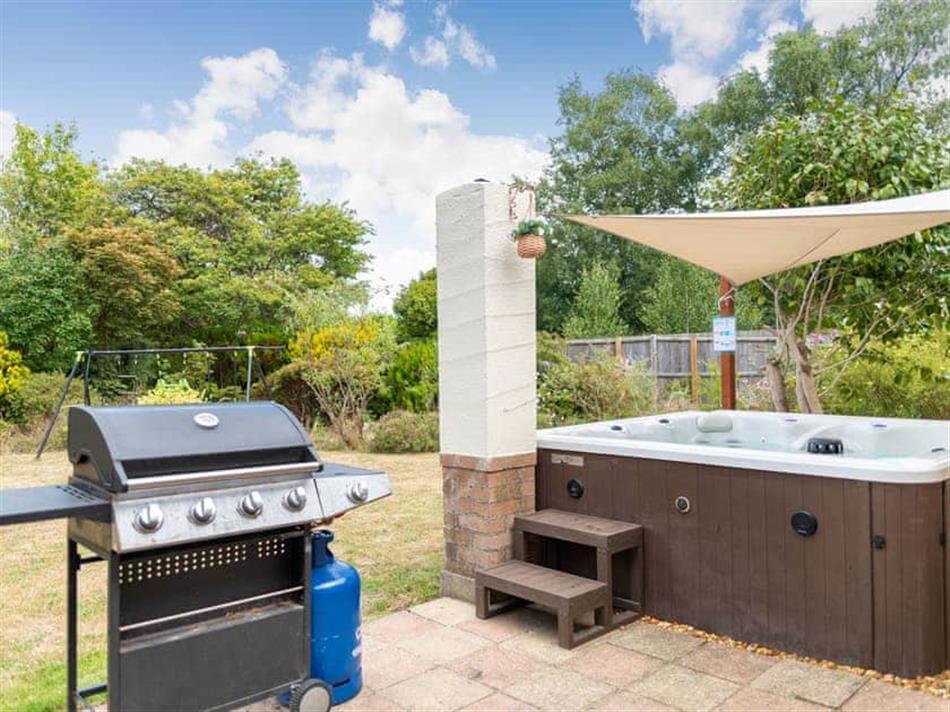 Lions Lodge (Ref UK39175) in Ringwood Pet Friendly with hot tub