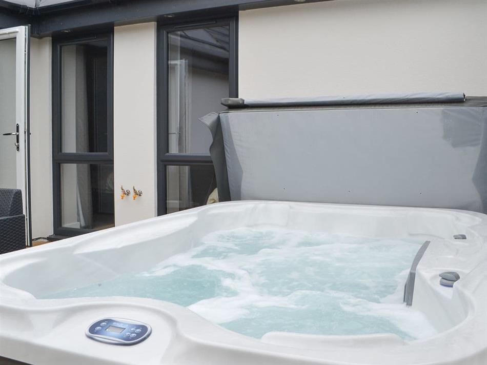 Hot tub at Poppy Cottage,