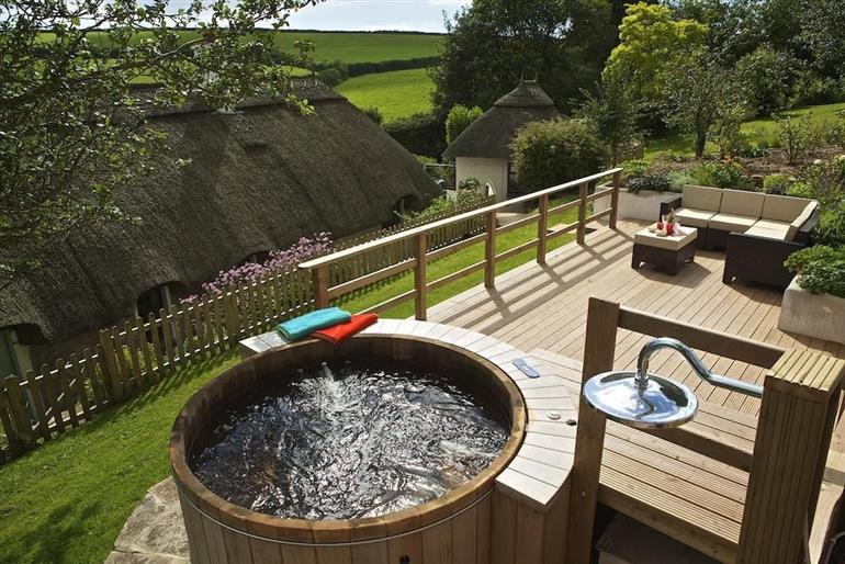 Hot tub at Rugwell Cottage, South Huish