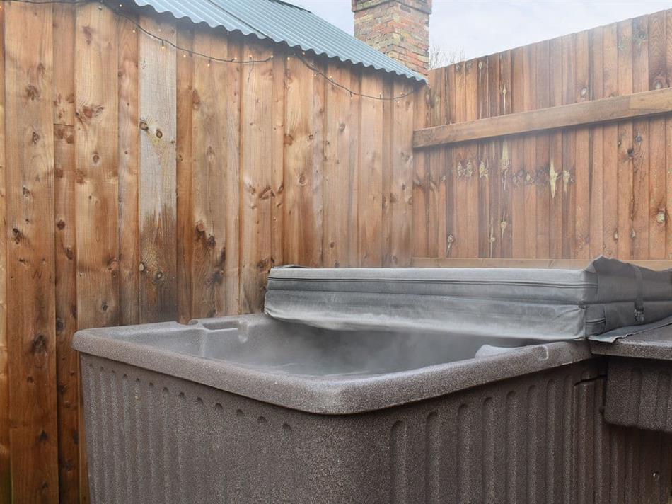 The Barn (Ref UK13173) in Belton, near Great Yarmouth Pet Friendly with hot tub cottage
