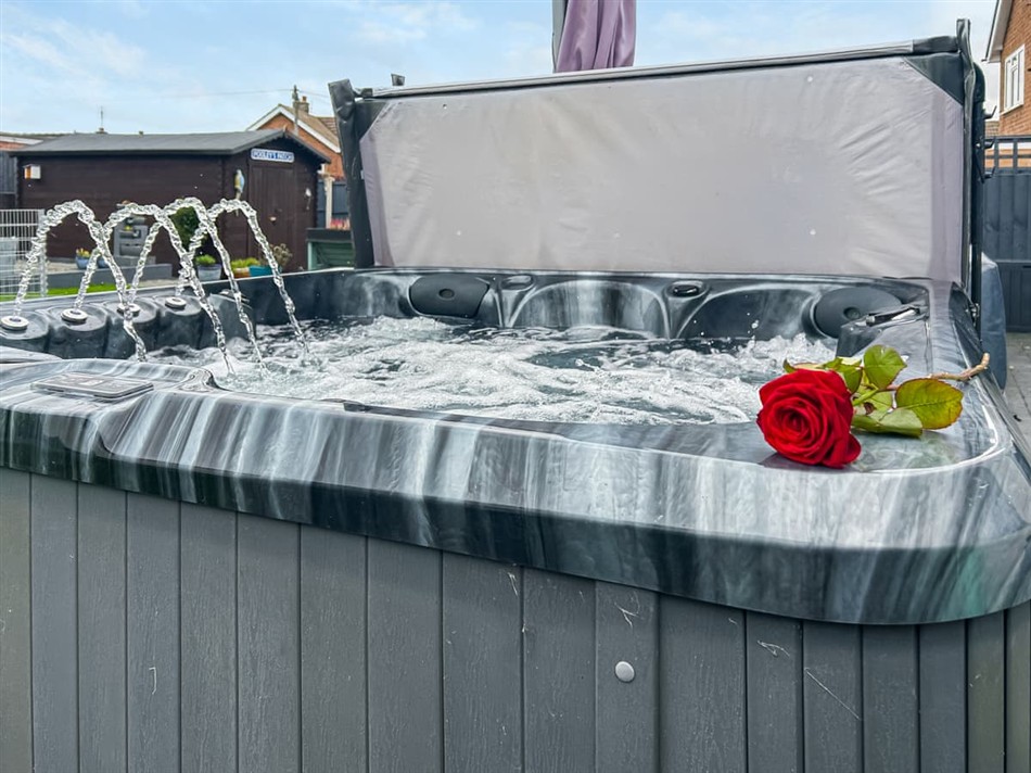 The Bradgate Escape (Ref : UK50869) in Anstey Pet Friendly with hot tub ...