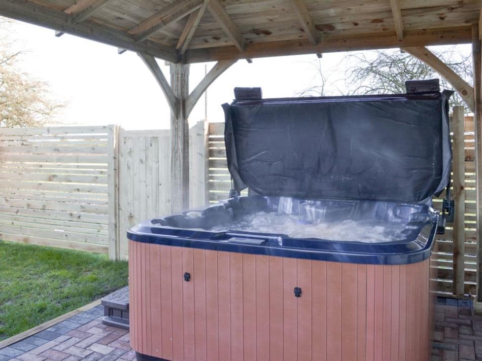 Willow Cottage (Ref UKC2370) in Skegness Pet Friendly with hot tub