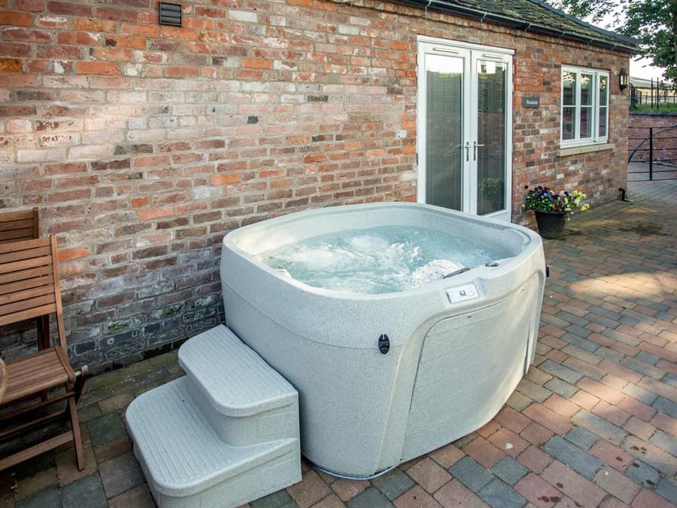 Betley Court Farm Woodside Cottage (Ref UKC1024) in Betley, near Nantwich with hot tub