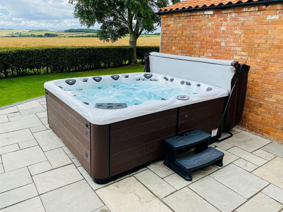 Woodys Top (Ref UKC2945) in Ruckland, near Louth with hot tub