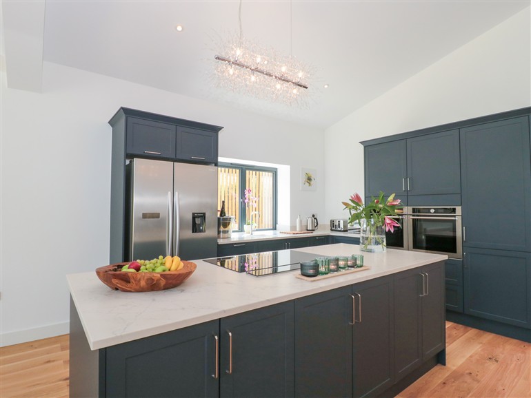 Murtry Barn in Frome (1165465) Pet Friendly with hot tub - sleeps 8 people