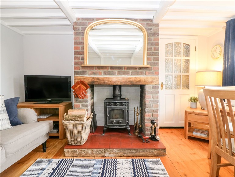 The living room at 2 Seaview Cottages in Normans Bay near Bexhill-On-Sea