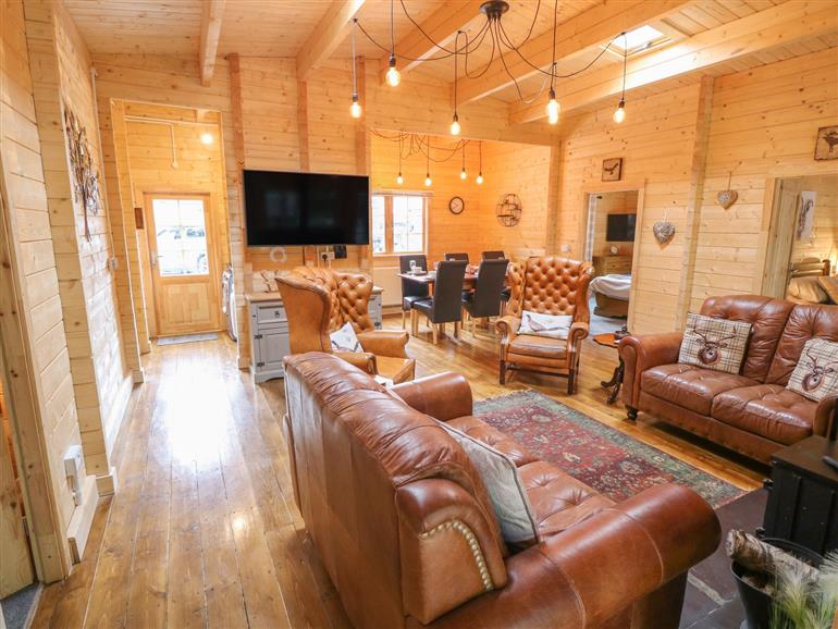 The living room at Bryn Derwen Lodge in Bethesda