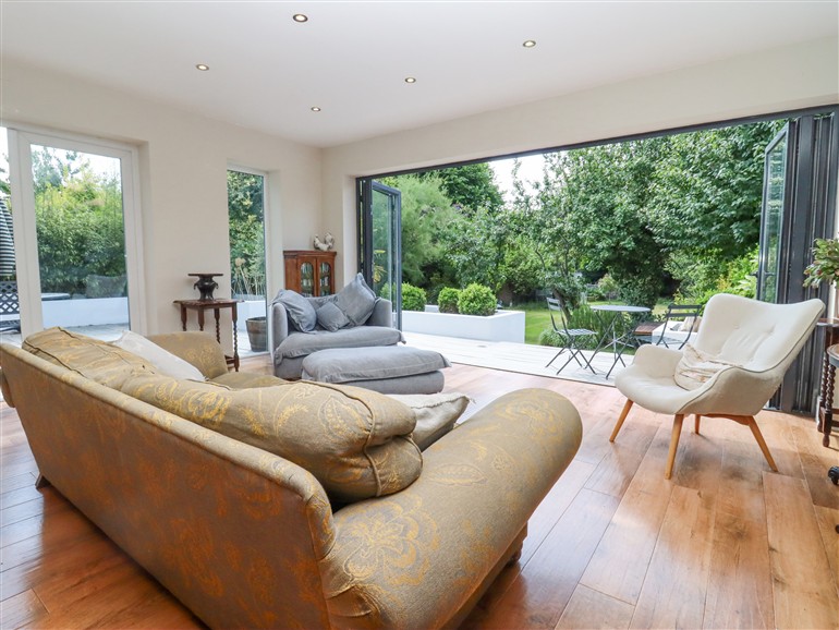 The living room at Hathaway Lane in Stratford-Upon-Avon