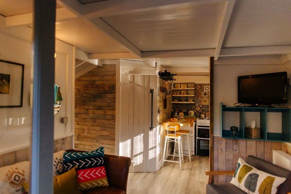 Eirlys (Ref QU7441) in Swansea, Swansea with hot tub cottage