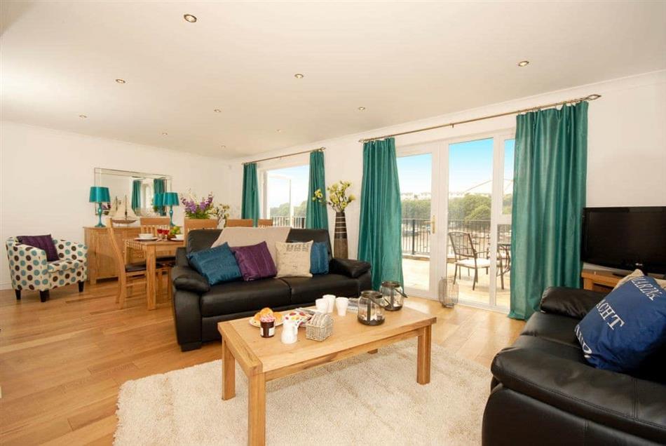 The Waterfront Kingfisher (Ref QC1185) in Blackbridge, near Milford Haven, Pembrokeshire Pet