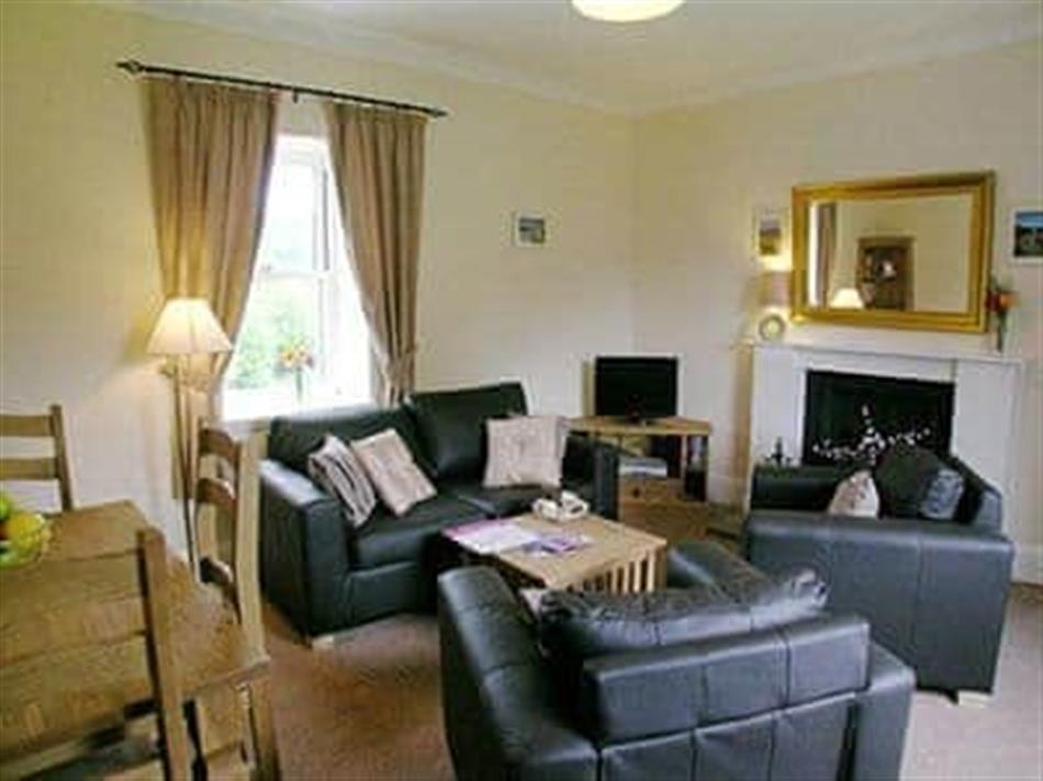 Lock Side (Ref 23993) in Fort Augustus Pet Friendly cottage weekend and short breaks at