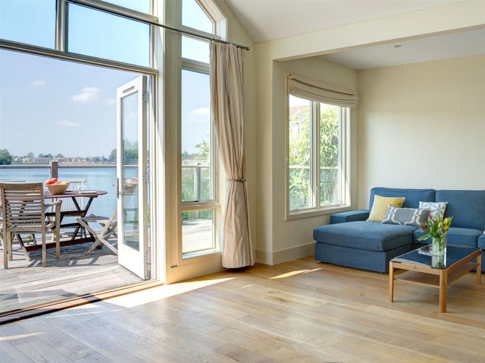 Shearwater Lake House in Cotswold Lakes, Gloucestershire Pet Friendly