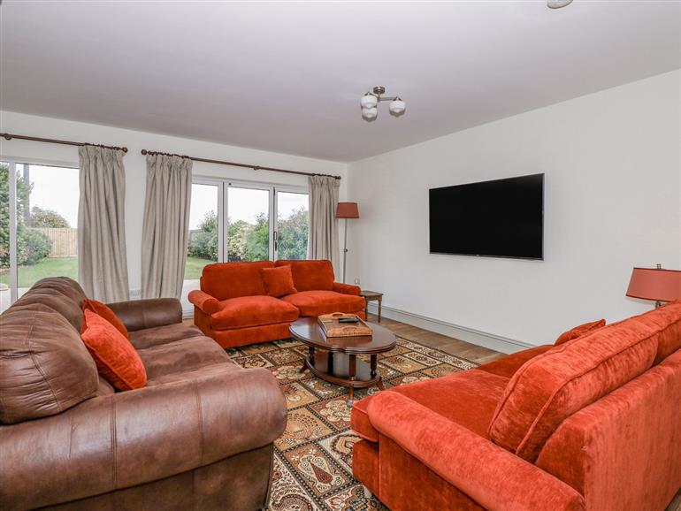 Kylemore Cottage (1050745) Pet Friendly in Uffington near Stamford sleeps 8 people