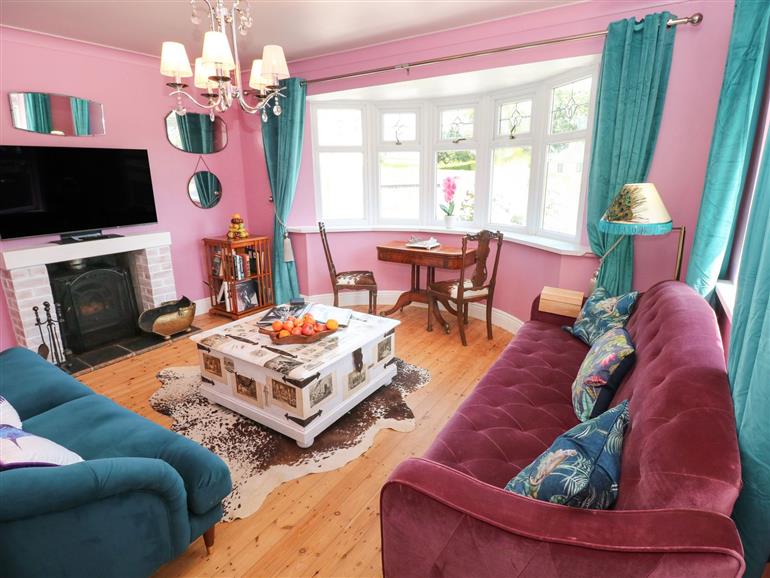 Lily Wen (1113560) in Saundersfoot with hot tub sleeps 12 people