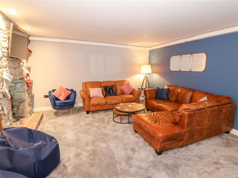 The living room at Murmur Y Mor in Nefyn