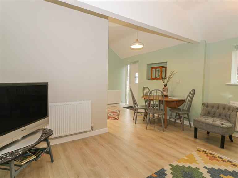 Robin's Nest Cottage (1035060) Pet Friendly in Brandesburton sleeps 2