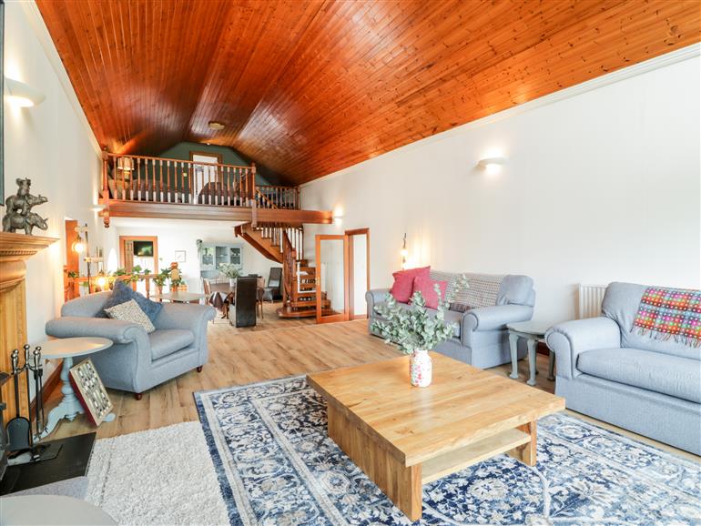 Shieldhill Farm House (1085615) Pet Friendly in Falkirk with hot tub