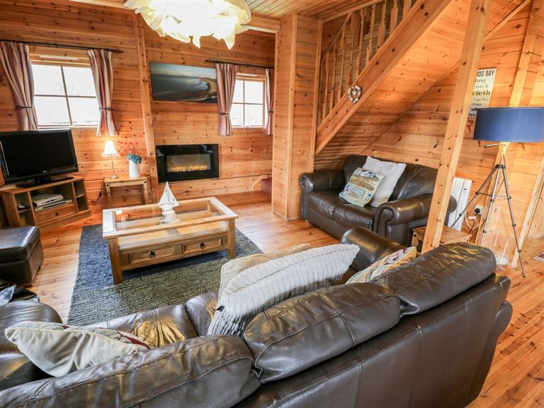The living room at Sun View Lodge in Llanbedr