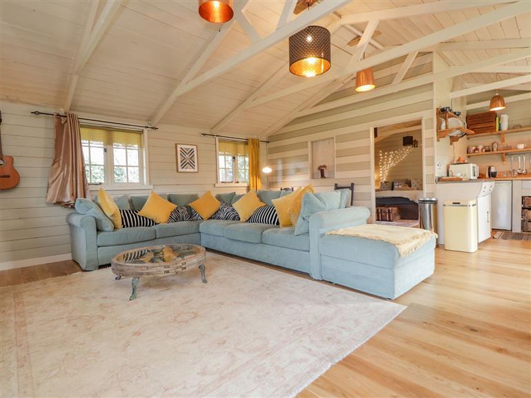 The living room at Wild Rose Retreat in Biddenden