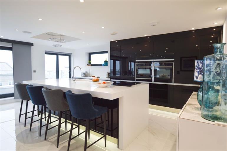 Modern breakfast bar at Trevose Penthouse, Newquay in Cornwall