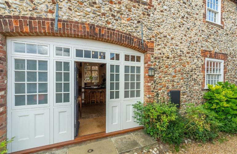 Estcourt House in Burnham Market, Norfolk Pet Friendly with hot tub